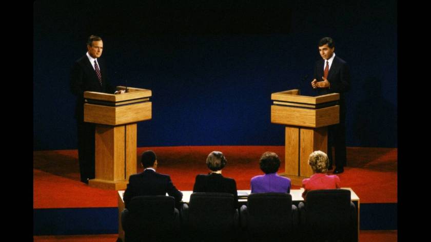 O διάσημος δημοσιογράφος του CNN, Μπέρναρντ Σο, κάτω αριστερά, ήταν ένας από τους συντονιστές του προεδρικού debate ανάμεσα στον Τζορτζ Μπους τον Πρεσβύτερο και τον Μάικλ Δουκάκις τον Οκτώβριο του 1988. Ο Σο ρώτησε τον Δουκάκις, γνωστό πολέμιο της θανατικ