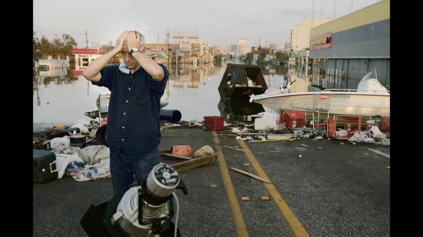 Ο δημοσιογράφος Άντερσον Κούπερ καλύπτει τις συνέπειες του τυφώνα Κατρίνα στη Νέα Ορλεάνη το 2005. «Είναι μια φρικτή ιστορία που πρέπει να καλύψουμε», δήλωσε συγκινημένος ο Κούπερ στο περιοδικό New York. «Ειλικρινά,νιώθω προνομιούχος να βρίσκομαι εδώ».