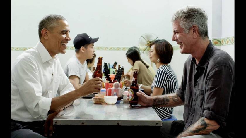 Ο Anthony Bourdain μοιράζεται ένα γεύμα με τον Πρόεδρο των ΗΠΑ Μπαράκ Ομπάμα στο Βιετνάμ κατά τη διάρκεια των γυρισμάτων του «Parts Unknown» τον Μάιο του 2016. Ο Bourdain έγραψε στο Twitter ότι το συνολικό κόστος του γεύματος τους ήταν 6 $ - και ανέβασε τ