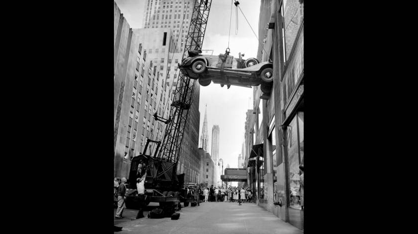 1948, Νέα Υόρκη. Μια Mercedes-Benz που ανήκε στον Αδόλφο Χίτλερ, παίρνει τη θέση της στο μουσείο Επιστημών και Βιομηχανίας στο Rockefeller Center. Το αυτοκίνητο θα εκτεθεί στο μουσείο και τα έσοδα θα διατεθούν για την παροχή βοήθειας σε ορφανά ελληνόπουλα