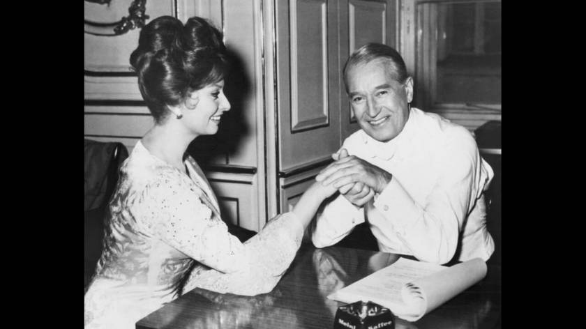 1959, Βιέννη. Ο Γάλλος ηθοποιός Μορίς Σεβαλιέ και η Σοφία Λόρεν. Οι δύο τους γυρίζουν μαζί την ταινία Olympia, στην οποία ο Σεβαλιέ υποδύεται τον πατέρα της Λόρεν.