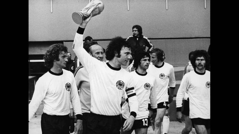 1974, Μόναχο. Ο αρχηγός της Εθνικής Ομάδας Ποδοσφαίρου της Δυτικής Γερμανίας, Φραντς Μπεκενμπάουερ σηκώνει το Παγκόσμιο Κύπελλο. Η ομάδα του το κατέκτησε νικώντας την αντίστοιχη της Ολλανδίας, με 2-1, στον τελικό της διοργάνωσης.