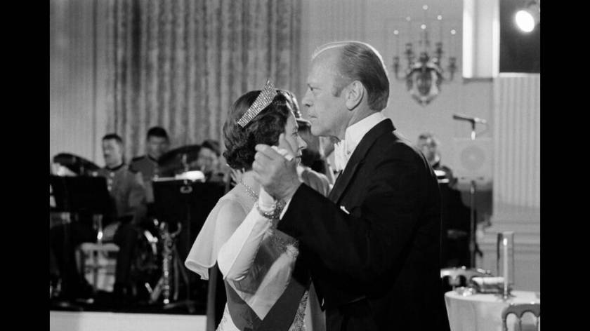 1976, Ουάσινγκτον. Η βασίλισσα Ελισάβετ χορεύει με τον Αμερικανό Πρόεδρο Τζέραλντ Φορντ σε επίσημο δείπνο στο Λευκό Οίκο.