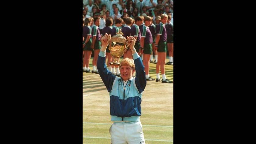1985, Γουίμπλεντον. Ο μόλις 17 ετών Γερμανός τενίστας Μπόρις Μπέκερ κρατάει το τρόπαιο που κατέκτησε νικώντας τον Νοτιοαφρικανό Κέβιν Κάρεν.
