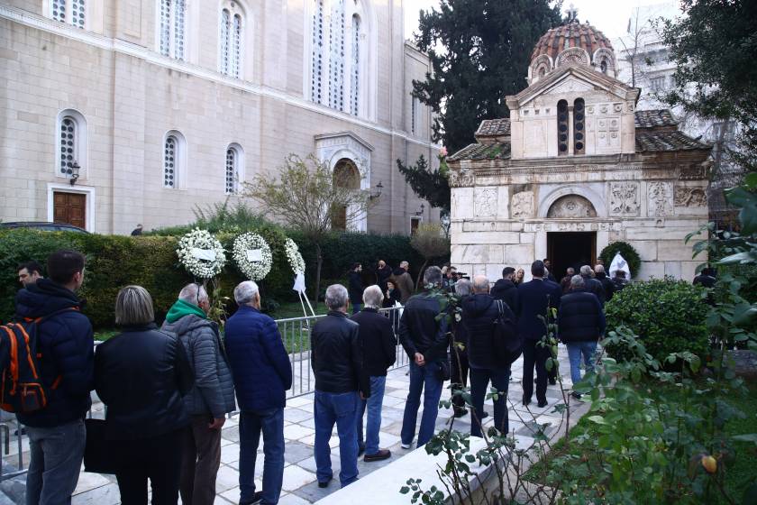 Κοσμοσυρροή στη Μητρόπολη για το ύστατο χαίρε στον Μίμη Δομάζο- «Αθάνατος» είπαν φίλοι και συγγενείς