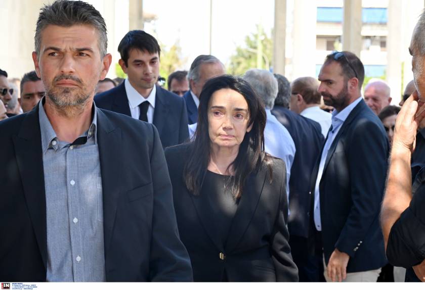 Θλίψη στο μνημόσυνο της Λένας Σαμαρά – Πλήθος κόσμου στο Α’ Νεκροταφείο Θλίψη στο μνημόσυνο της Λένας Σαμαρά – Πλήθος κόσμου στο Α’ Νεκροταφείο