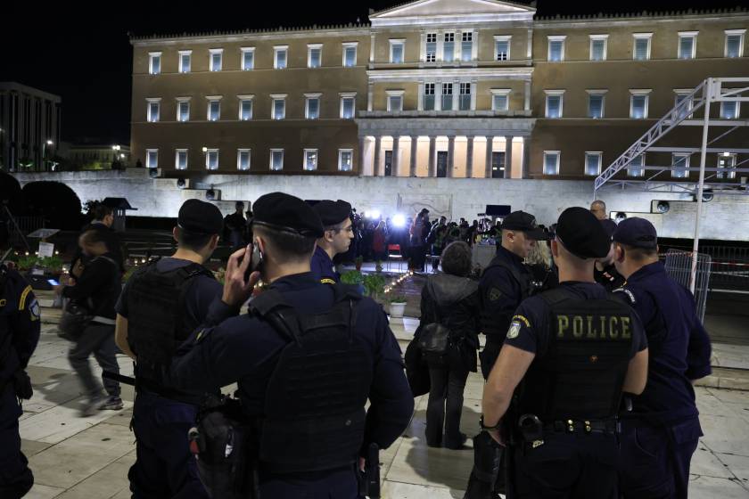 Στο Σύνταγμα ο Πάνος Ρούτσι – Μαζί του η Ζωή Κωνσταντοπούλου Στο Σύνταγμα ο Πάνος Ρούτσι – Μαζί του η Ζωή Κωνσταντοπούλου