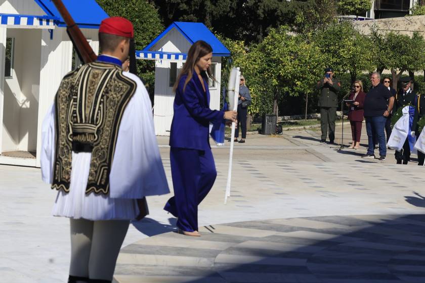 [381513] ΚΑΤΑΘΕΣΗ ΣΤΕΦΑΝΙΩΝ ΣΤΟ ΜΝΗΜΕΙΟ ΤΟΥ ΑΓΝΩΣΤΟΥ ΣΤΡΑΤΙΩΤΗ ΓΙΑ ΤΗΝ ΕΘΝΙΚΗ ΕΠΕΤΕΙΟ ΤΗΣ 28ης ΟΚΤΩΒΡΙΟΥ 1940 ΣΤΗΝ ΑΘΗΝΑ  (ΓΙΩΡΓΟΣ ΚΟΝΤΑΡΙΝΗΣ/EUROKINISSI)