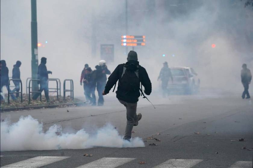 Protesters clash with police in Turin
