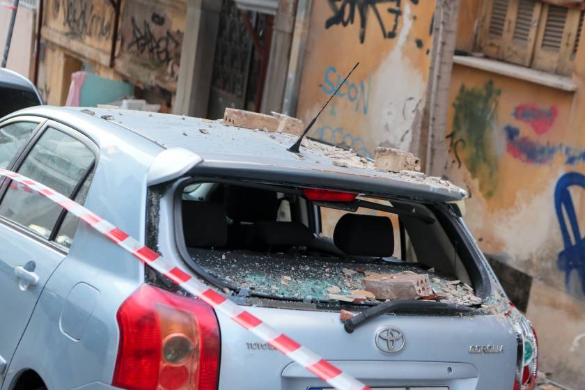 Νέος Κόσμος: Μπαλκόνι κατέρρευσε πάνω σε σταθμευμένα αυτοκίνητα