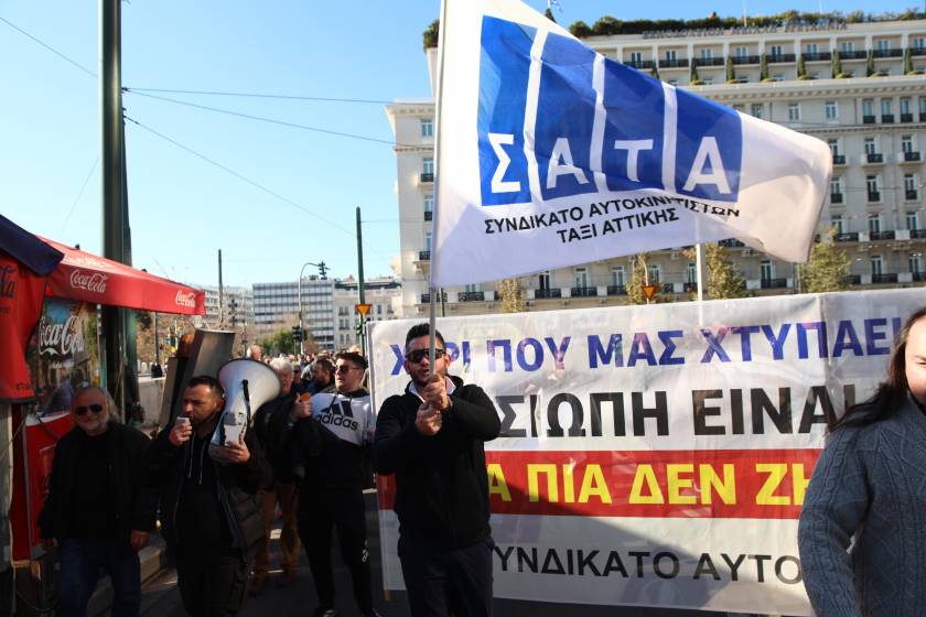 [383755] ΑΠΕΡΓΙΑΚΗ ΣΥΓΚΕΝΤΡΩΣΗ ΚΑΙ ΠΟΡΕΙΑ ΤΑΞΙ ΣΤΗΝ ΑΘΗΝΑ   (ΓΙΑΝΝΗΣ ΠΑΝΑΓΟΠΟΥΛΟΣ/EUROKINISSI)
