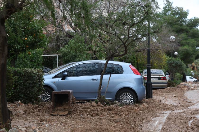 ΕΙΚΟΝΕΣ ΚΑΤΑΣΤΡΟΦΗΣ ΑΠΟ ΤΗΝ ΣΦΟΔΡΗ ΚΑΚΟΚΑΙΡΙΑ ΣΤΗ ΒΟΥΛΑ