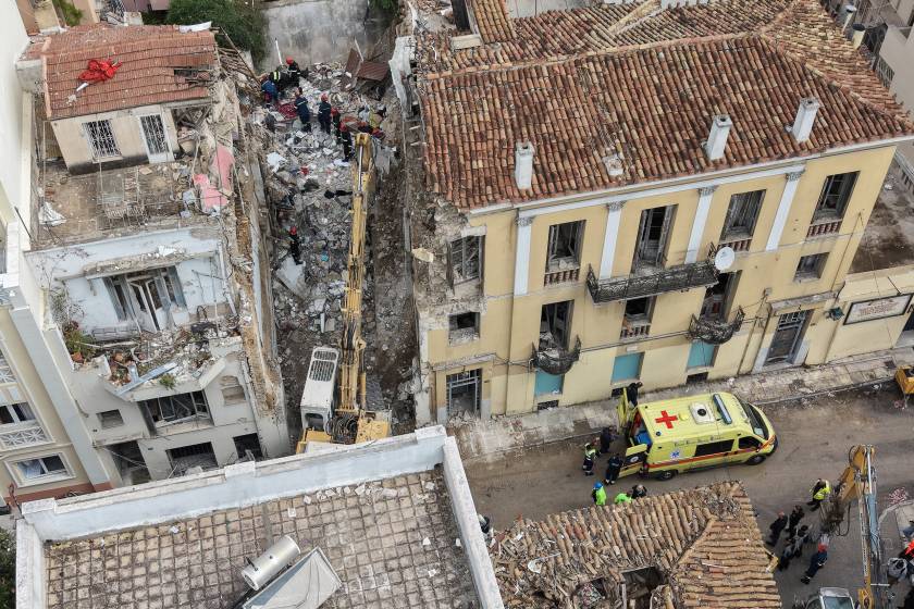 ΕΝΑΕΡΙΕΣ ΕΙΚΟΝΕΣ ΑΠΟ ΤΗΝ  ΑΝΑΣΥΡΣΗ  ΣΟΡΩΝ ΑΠΟ ΤΑ ΣΥΝΤΡΙΜΙΑ ΤΟΥ ΚΤΙΡΙΟΥ ΠΟΥ ΚΑΤΕΡΡΕΥΣΕ ΜΕΤΑ  ΑΠΟ ΙΣΧΥΡΗ ΕΚΡΗΞΗ ΣΤΗΝ ΟΔΟ ΛΥΣΙΚΡΑΤΟΥΣ ΣΤΗΝ ΠΛΑΚΑ <BR><BR> ΔΕΥΤΕΡΗ ΜΕΡΑ