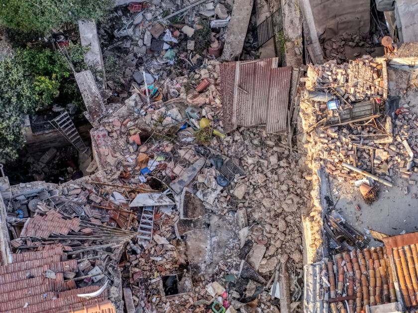 ΕΚΡΗΞΗ ΣΤΗΝ ΟΔΟ  ΛΥΣΙΚΡΑΤΟΥΣ ΣΤΗΝ ΠΛΑΚΑ.ΣΥΝΕΧΙΖΟΝΤΑΙ ΟΙ ΕΡΕΥΝΕΣ ΣΤΑ ΕΡΕΙΠΙΑ ΓΙΑ ΑΝΕΥΡΕΣΗ ΑΓΝΟΟΥΜΕΝΩΝ.