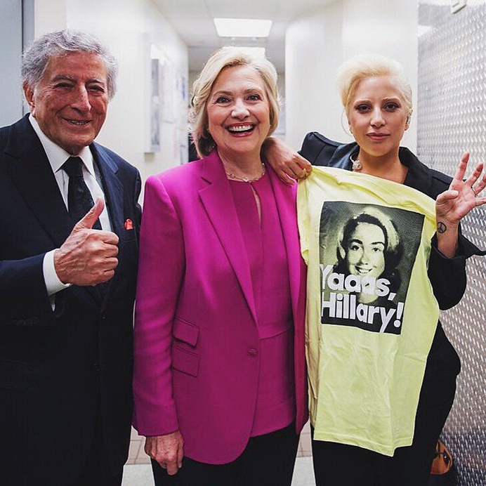 I am addicted to you Celebrities Cant Stop Taking Selfies with Hillary Clinton 2