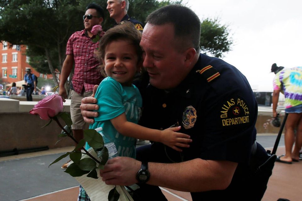 Dallas flower 2016 07 10T035222Z 317816483 S1AETORZFIAA RTRMADP 3 USA POLICE