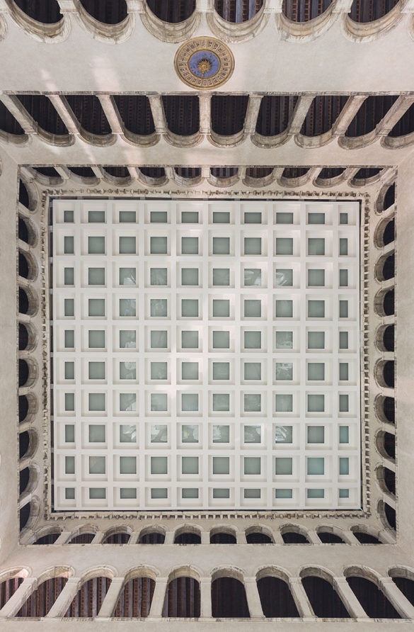Ceiling of T Fondaco Photo by Delfino Sisto Legnani and Marco Cappelletti OMA e147326696