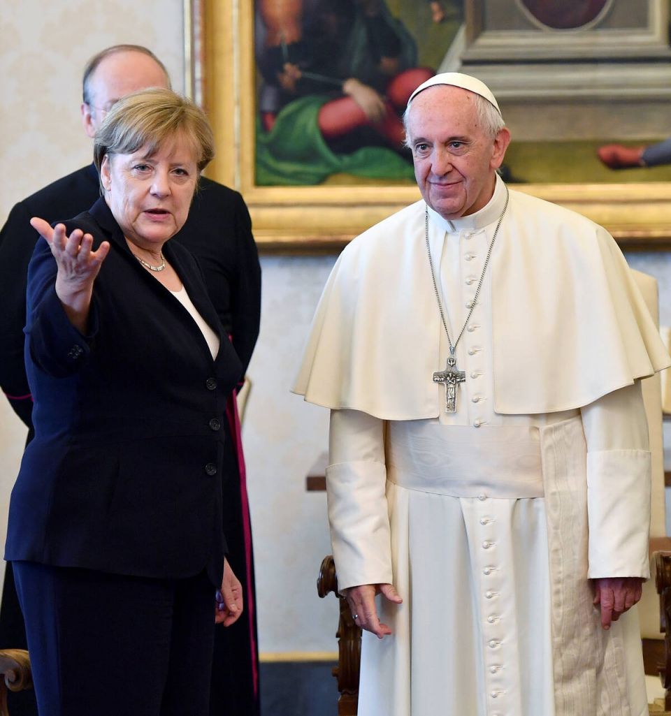 2017-06-17T094539Z 993785593 RC1DA1AB0DC0 RTRMADP 3 POPE-MERKEL