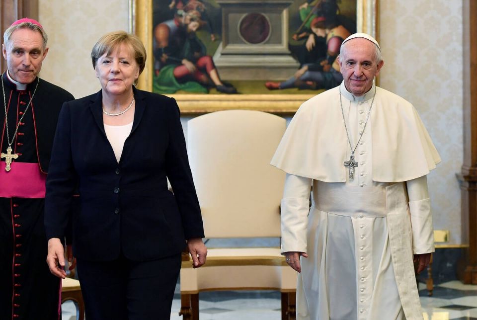 2017-06-17T094600Z 412844712 RC1BF5B38C00 RTRMADP 3 POPE-MERKEL