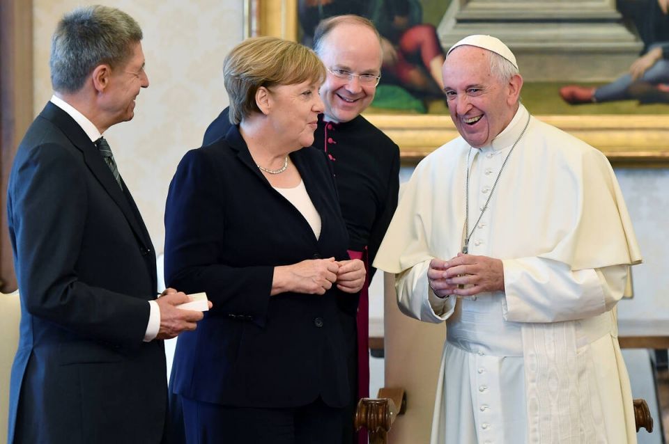 2017-06-17T100540Z 1604323600 RC188D02CE90 RTRMADP 3 POPE-MERKEL copy