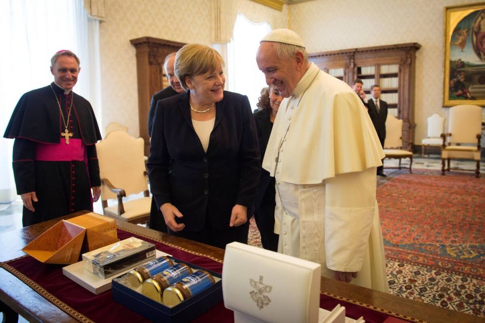 2017-06-17T102042Z 698017733 RC11CA782B80 RTRMADP 3 POPE-MERKEL