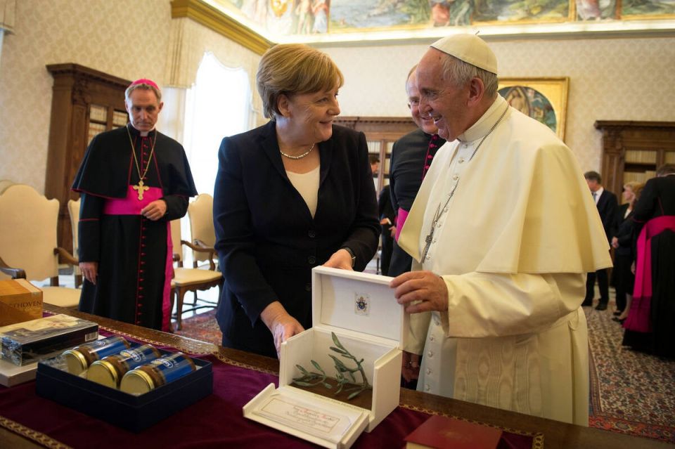 2017-06-17T102119Z 1524455145 RC1208A0E440 RTRMADP 3 POPE-MERKEL