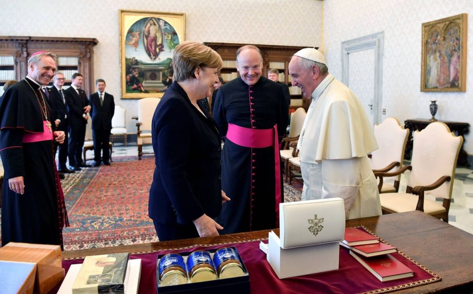 2017-06-17T104734Z 1564604516 RC1BDAFC5F00 RTRMADP 3 POPE-MERKEL