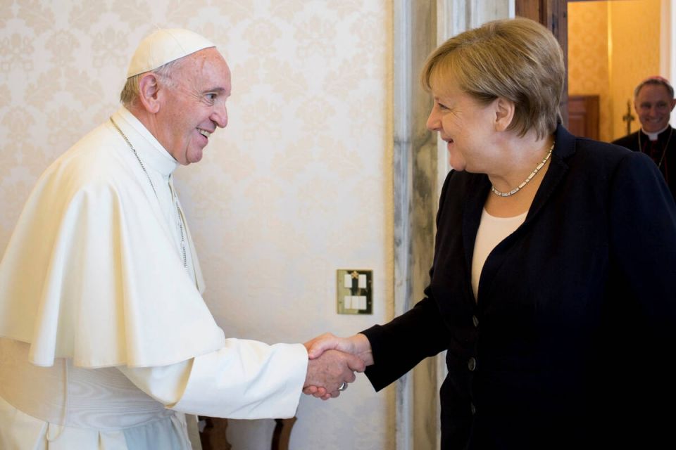 2017-06-17T121749Z 397667195 RC15E54BB620 RTRMADP 3 POPE-MERKEL