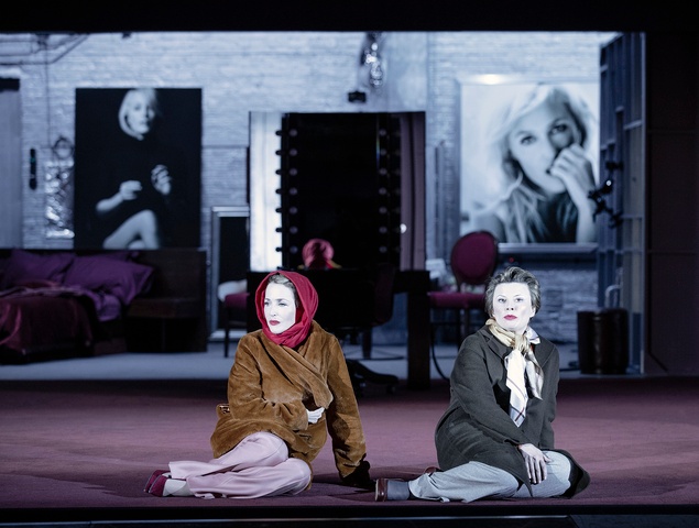 NTL 2019 All About Eve Gillian Anderson Monica Dolan. Photography by Jan Versweyveld14799