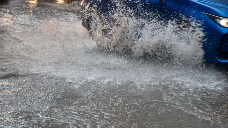 Ισχυρή καταιγίδα και χαλάζι στη Θεσσαλονίκη: Ποτάμια οι δρόμοι, προβλήματα στην κυκλοφορία