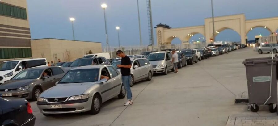 Oυρές χιλιομέτρων στον Έβρο από Τούρκους που ήθελαν να έρθουν διακοπές στην Ελλάδα synora