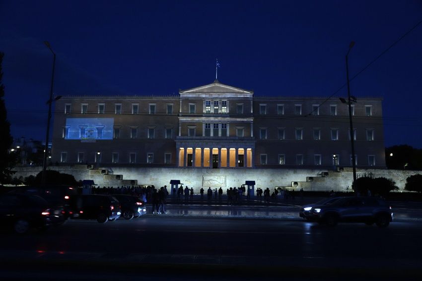 Φωταγωγήθηκε το κοινοβούλιο για τη Διεθνή Ημέρα Νοηματικών Γλωσσών