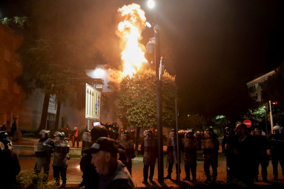 Επεισόδια σε αντικυβερνητική διαδήλωση στα Τίρανα – Τραυματίες και εκτεταμένες ζημιές