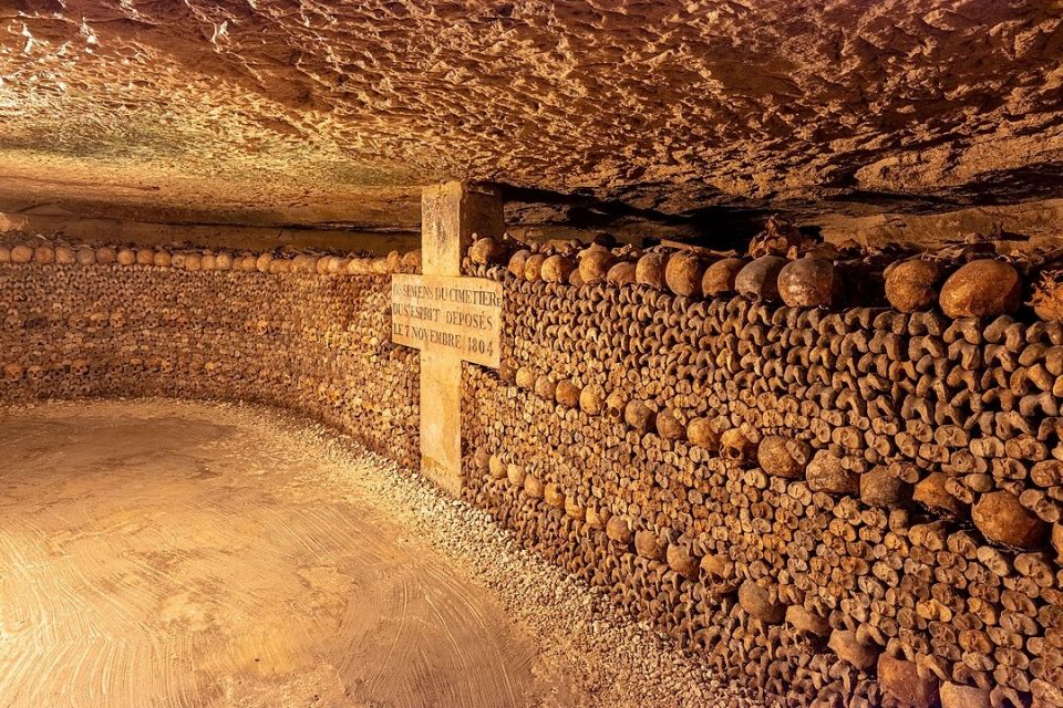 1080px-Catacumbas_Paris_Francia_2022-11-01_DD_114-116_HDR.jpg