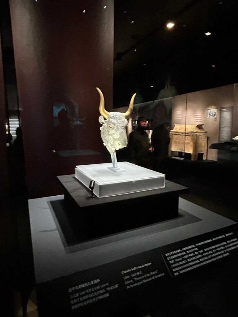 Πεκίνο: Εγκαίνια της έκθεσης «Δαίδαλος: Μύθοι της Κρήτης» από τη Λίνα Μενδώνη