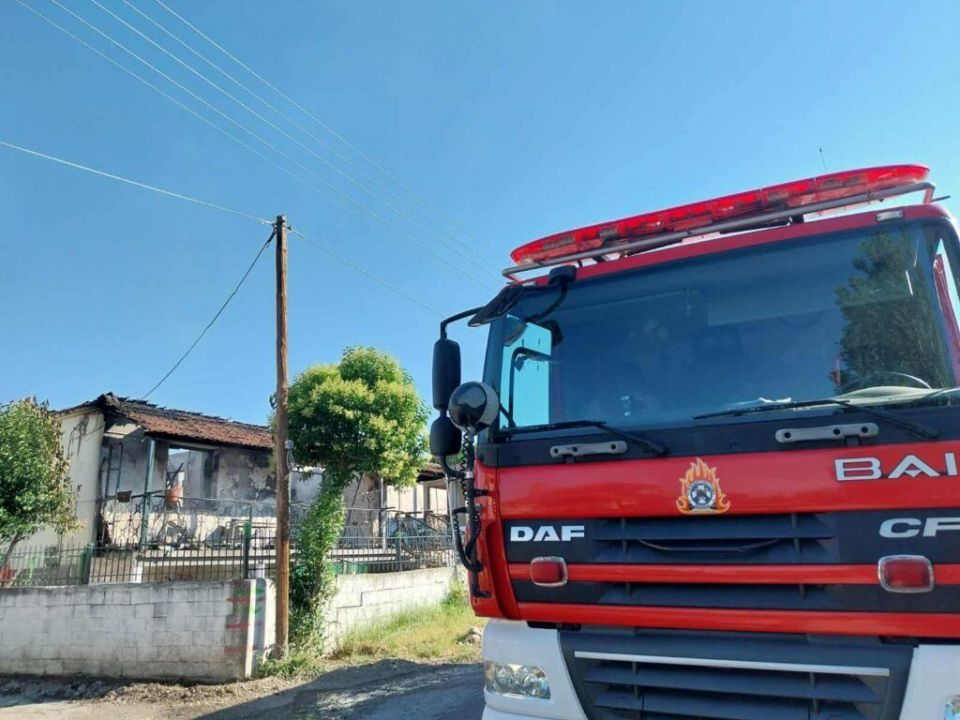 Ολοσχερώς κάηκε κατοικία στον Άγιο Δημήτριο (video)