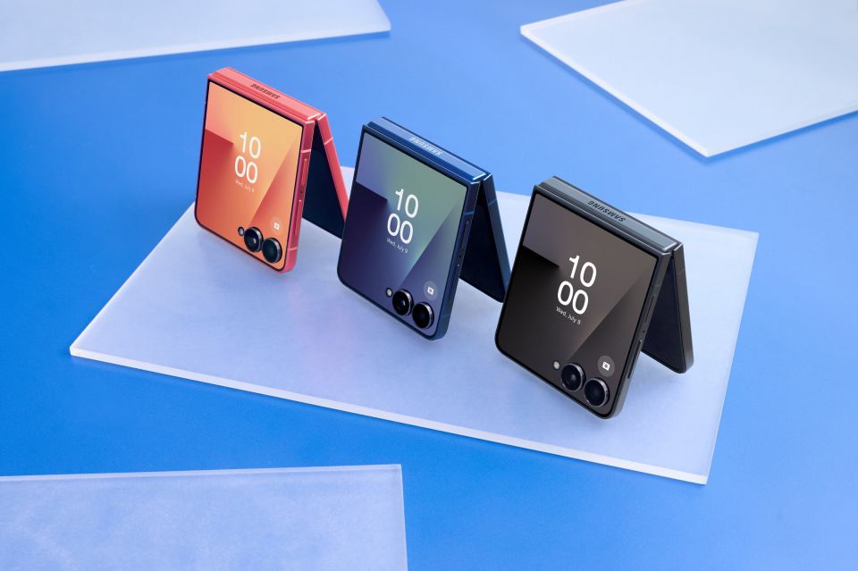 1752072308443-805641570-011-family-zflip7-blueshadow-zflip7-coralred-zflip7-jetblack.jpg