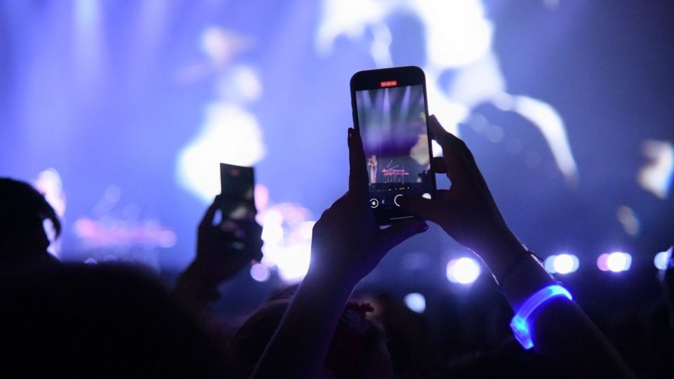 Οι fans των London Grammar έκαναν τις δικές τους αφιερώσεις στην κάμερα του opaponline.gr Οι fans των London Grammar έκαναν τις δικές τους αφιερώσεις στην κάμερα του opaponline.gr