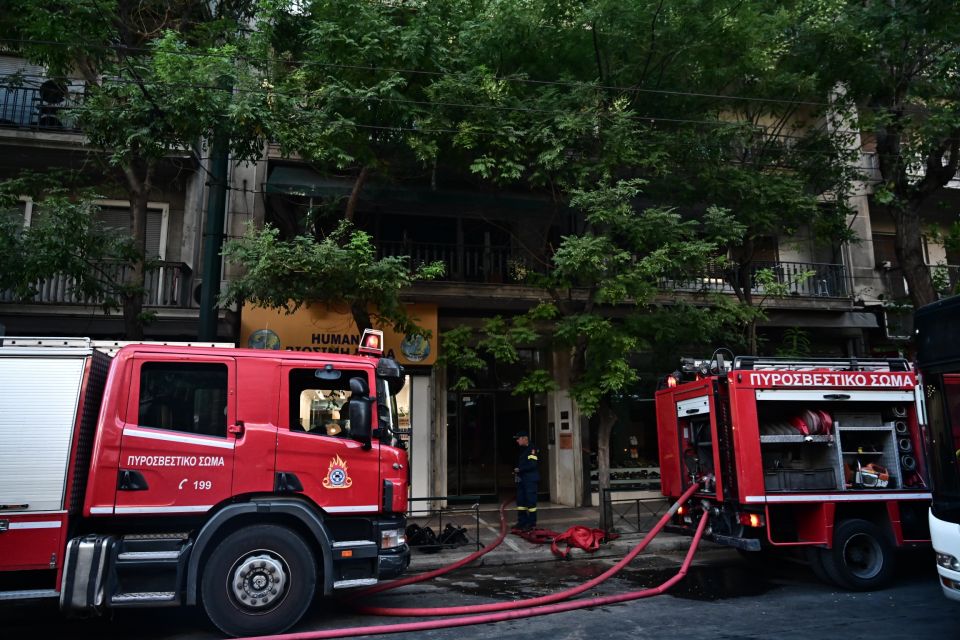Οι πρώτες φωτογραφίες από τη φωτιά στο σπίτι του Πέτρου Φιλιππίδη στην Πατησίων Οι πρώτες φωτογραφίες από τη φωτιά στο σπίτι του Πέτρου Φιλιππίδη στην Πατησίων