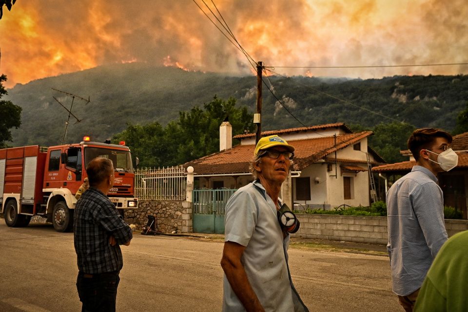 ΜΑΧΗ ΜΕ ΤΙΣ ΦΛΟΓΕΣ ΣΤΗΝ ΠΕΡΙΟΧΗ ΤΟΥ ΦΕΝΕΟΥ ΣΤΗΝ ΟΡΕΙΝΗ ΚΟΡΙΝΘΙΑ (ΒΑΣΙΛΗΣ ΨΩΜΑΣ/ EUROKINISSI)
