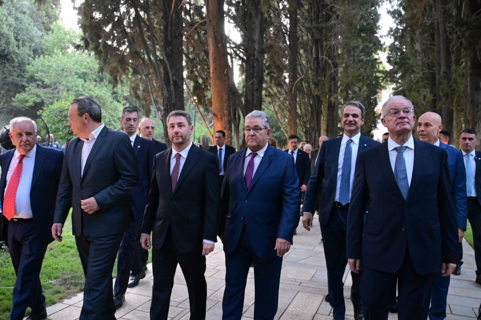[379384] ΔΕΞΙΩΣΗ ΣΤΟ ΠΡΟΕΔΡΙΚΟ ΜΕΓΑΡΟ ΓΙΑ ΤΗΝ 51η ΕΠΕΤΕΙΟ ΑΠΟΚΑΤΑΣΤΑΣΗΣ ΤΗΣ ΔΗΜΟΚΡΑΤΙΑΣ (ΤΑΤΙΑΝΑ ΜΠΟΛΑΡΗ/EUROKINISSI)