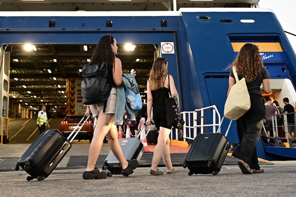 ploia ekdromeis limani ploio touristes