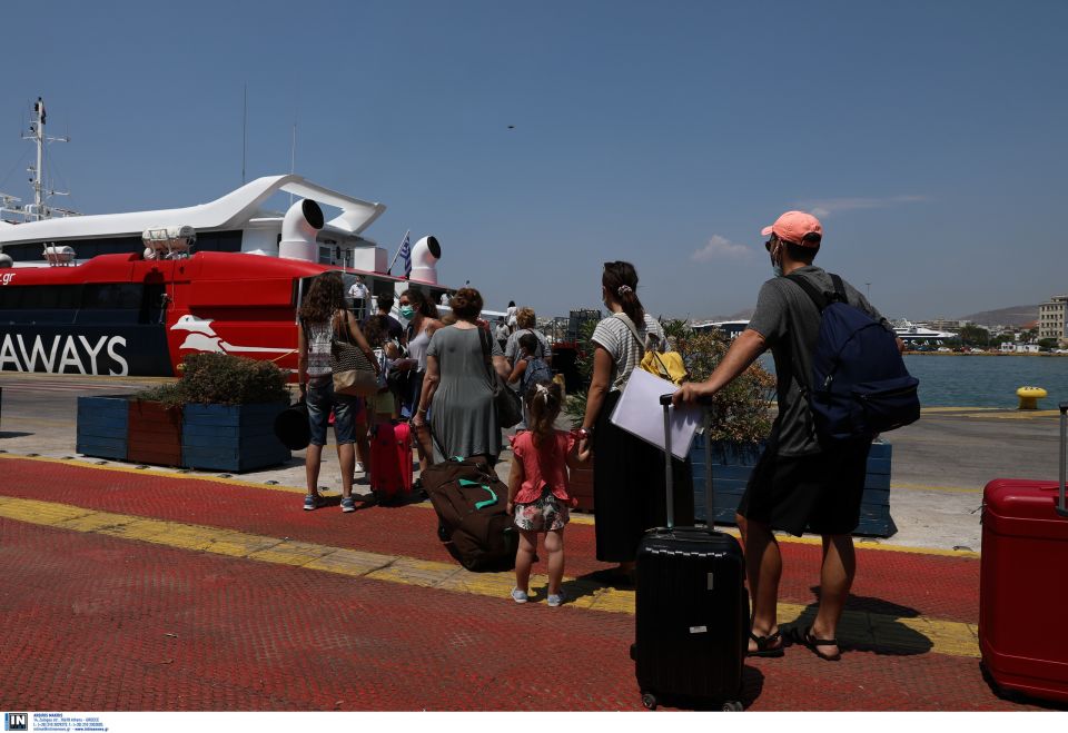 ΑΝΑΧΩΡΗΣΗ ΤΩΝ ΑΔΕΙΟΥΧΩΝ ΤΟΥ ΑΥΓΟΥΣΤΟΥ ΑΠΟ ΤΟ ΛΙΜΑΝΙ ΤΟΥ ΠΕΙΡΑΙΑ