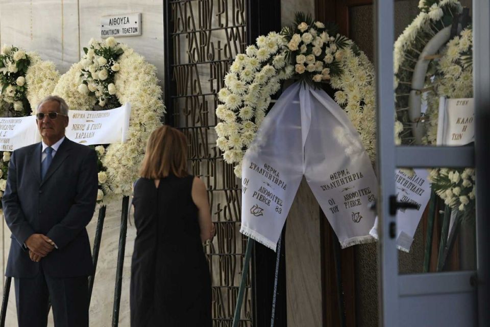 Στο Α’ Νεκροταφείο συγγενείς και φίλοι για το τελευταίο αντίο στη Λένα Σαμαρά Στο Α’ Νεκροταφείο συγγενείς και φίλοι για το τελευταίο αντίο στη Λένα Σαμαρά