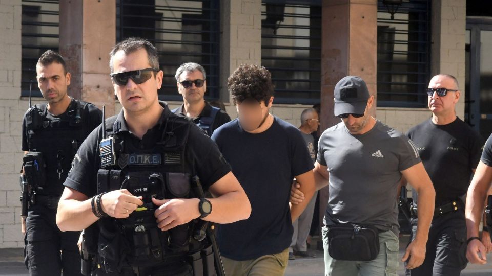 Πάτρα: Με σκυμμένο το κεφάλι στα δικαστήρια ο 25χρονος – Αρνείται τον εμπρησμό, τι υποστηρίζει Πάτρα: Με σκυμμένο το κεφάλι στα δικαστήρια ο 25χρονος – Αρνείται τον εμπρησμό, τι υποστηρίζει