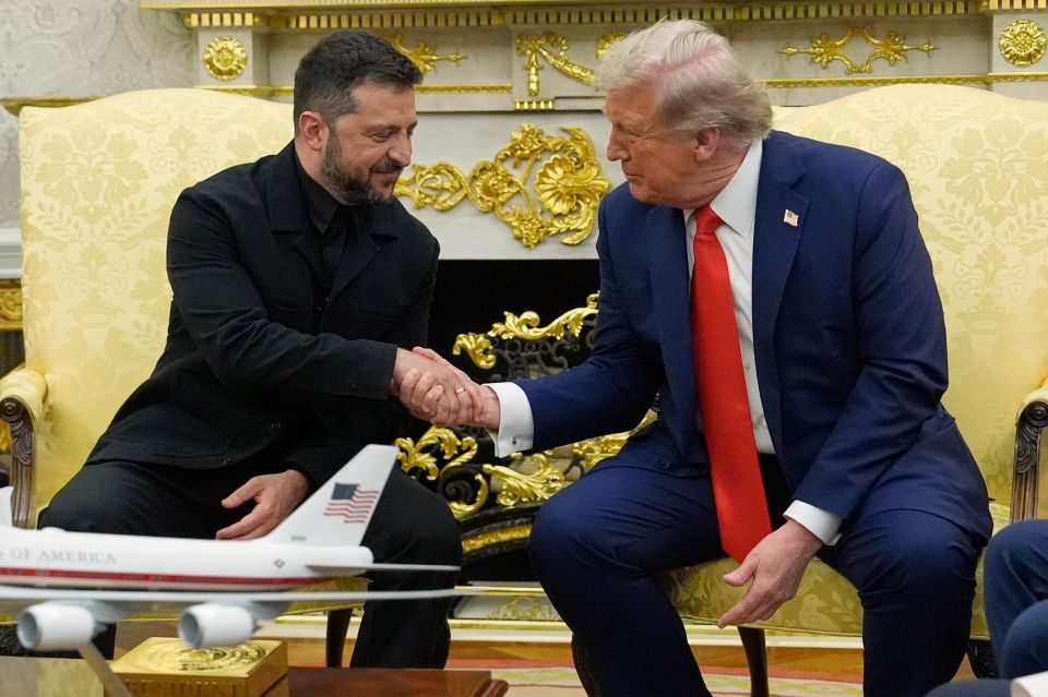 «Κι όμως, ο Ρώσος πρόεδρος ήταν παρών»: Η στιγμή που ο Τραμπ τηλεφωνεί στον Πούτιν «Κι όμως, ο Ρώσος πρόεδρος ήταν παρών»: Η στιγμή που ο Τραμπ τηλεφωνεί στον Πούτιν