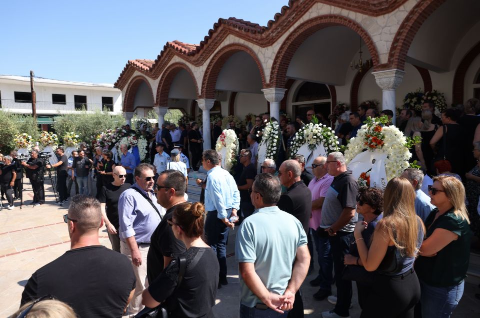 Πλήθος κόσμου στο «τελευταίο αντίο» στον Απόστολο Βεσυρόπουλο – Ποιοι έδωσαν το παρών