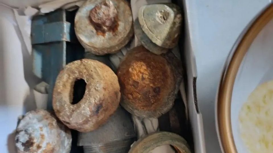Αυτό είναι το «οπλοστάσιο» που βρέθηκε στην Καισαριανή – Οι πρώτες φωτογραφίες
