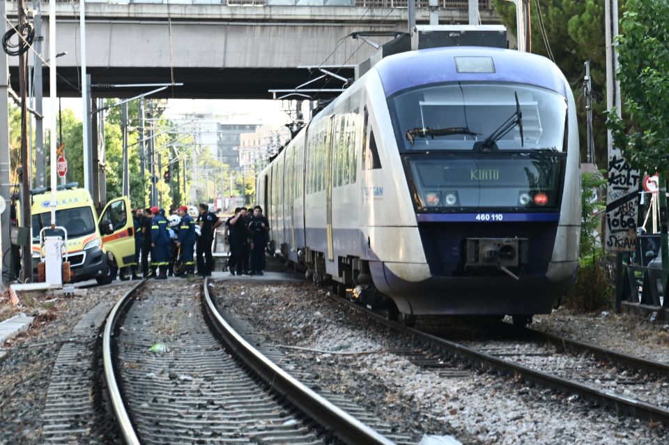 Κωνσταντινουπόλεως: Ο πεζός πήδηξε τα κάγκελα για να περάσει στην απέναντι πλευρά του Προαστιακού Κωνσταντινουπόλεως: Ο πεζός πήδηξε τα κάγκελα για να περάσει στην απέναντι πλευρά του Προαστιακού