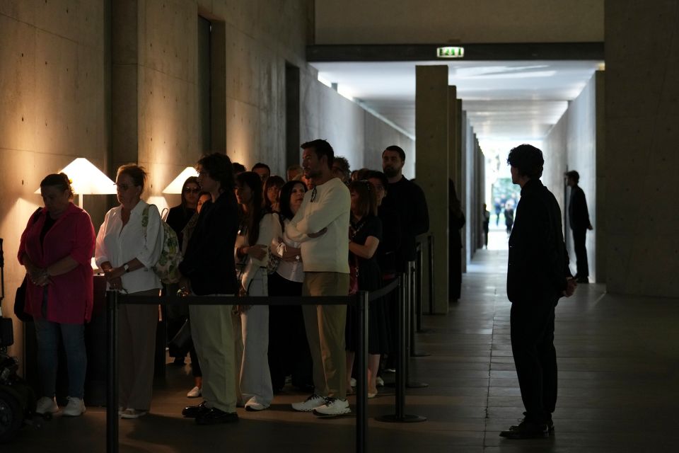 Τζόρτζιο Αρμάνι: Το Μιλάνο πενθεί για τον κορυφαίο της μόδας – Ουρές στο λαϊκό προσκύνημα Τζόρτζιο Αρμάνι: Το Μιλάνο πενθεί για τον κορυφαίο της μόδας – Ουρές στο λαϊκό προσκύνημα